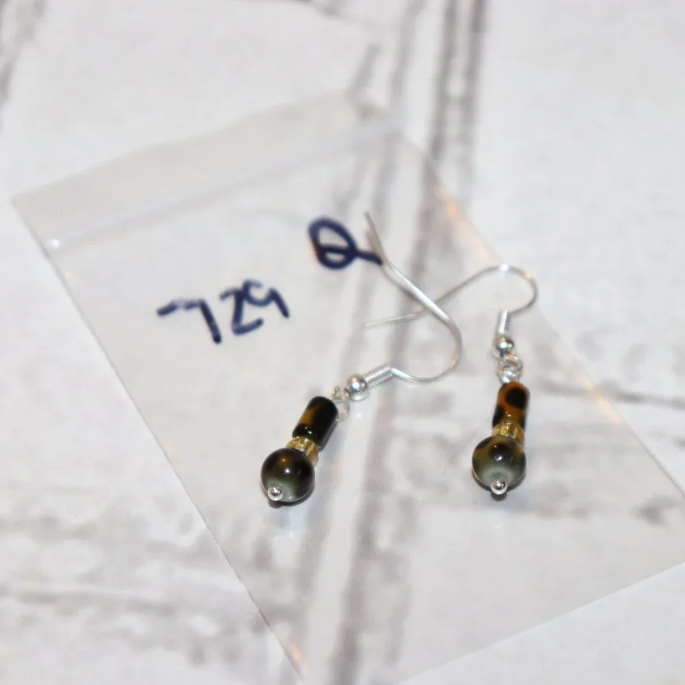 Beautiful NWOT Silver, animal print and yellow dangle earrings 1.5